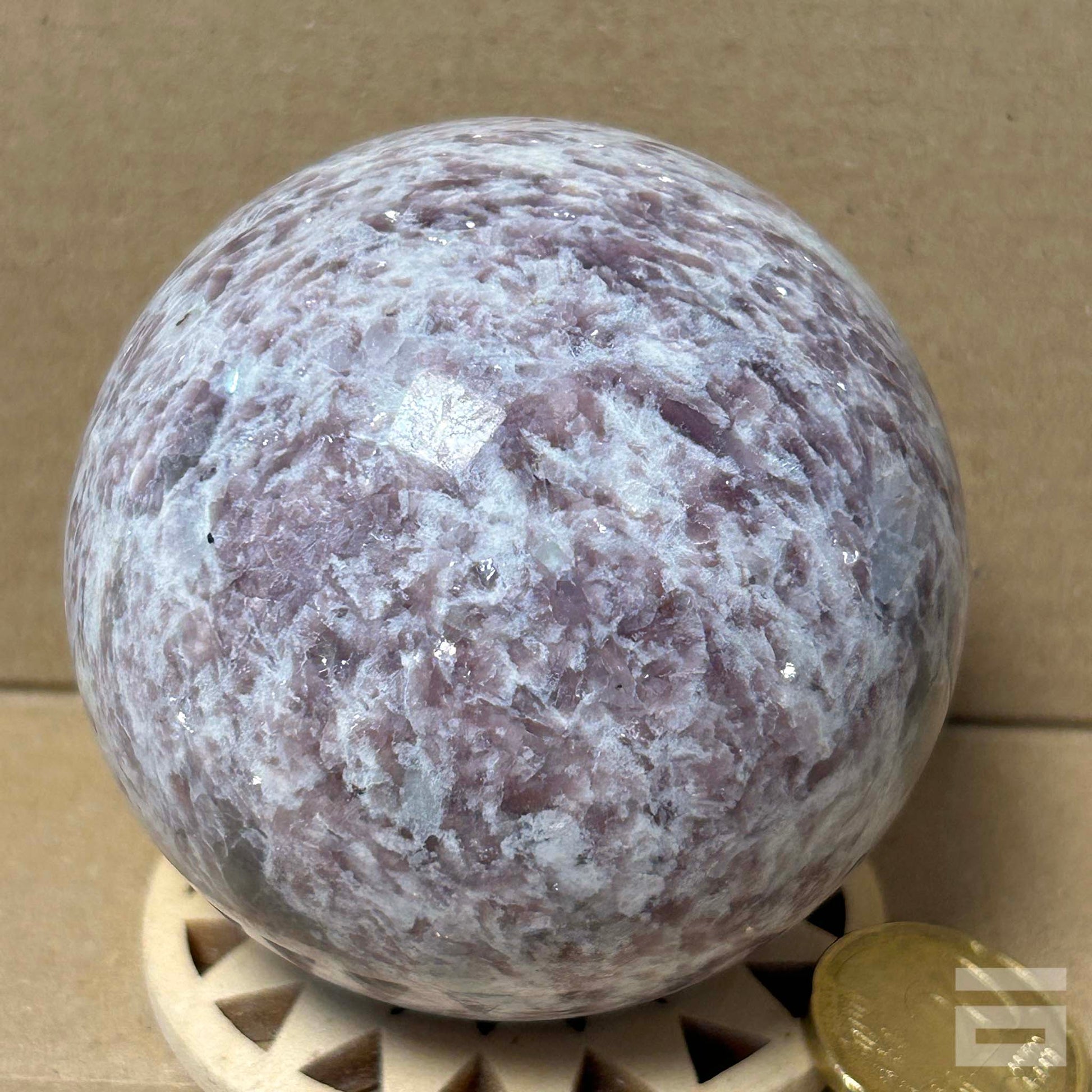 Esfera Mica lepidolita con turmalina (Turmalina unicornio)