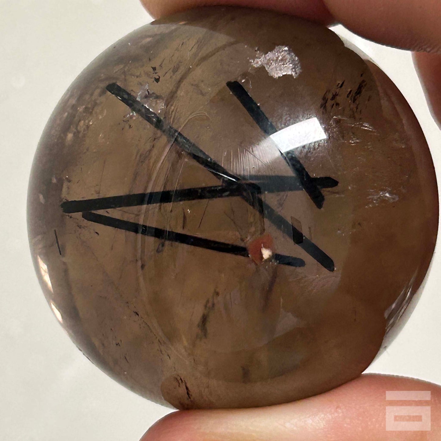 Esfera de Cuarzo ahumado con turmalina negra