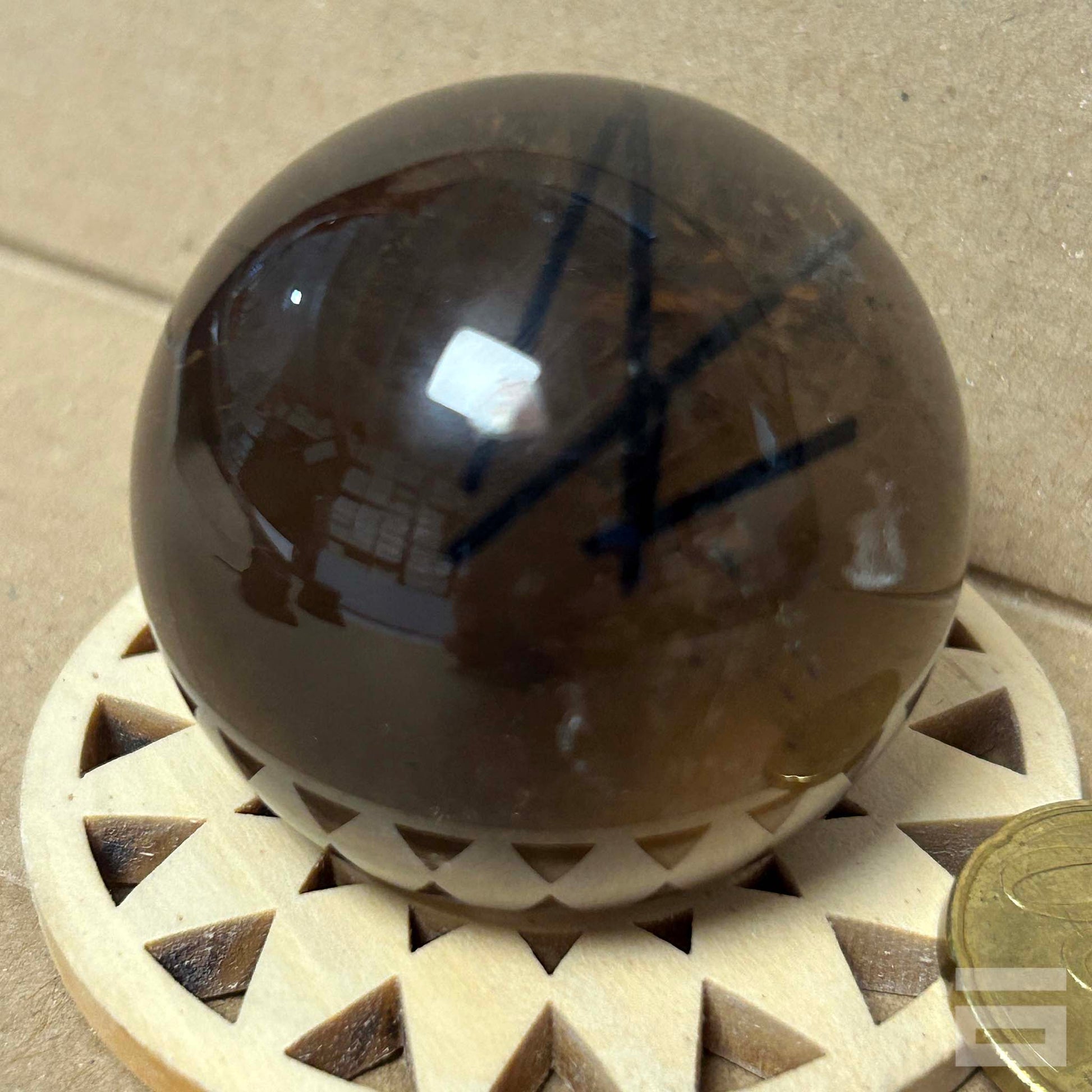 Esfera de Cuarzo ahumado con turmalina negra
