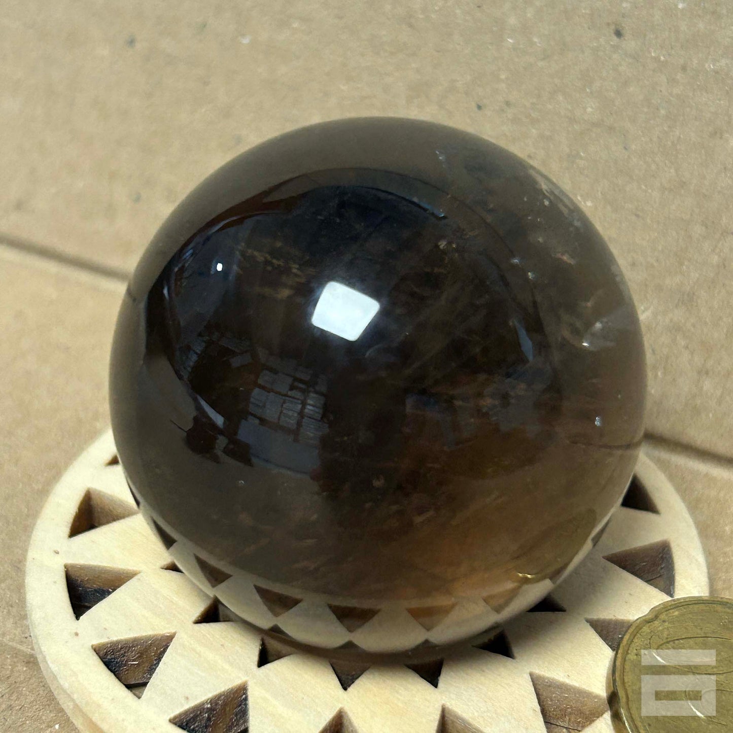 Esfera de Cuarzo ahumado con turmalina negra