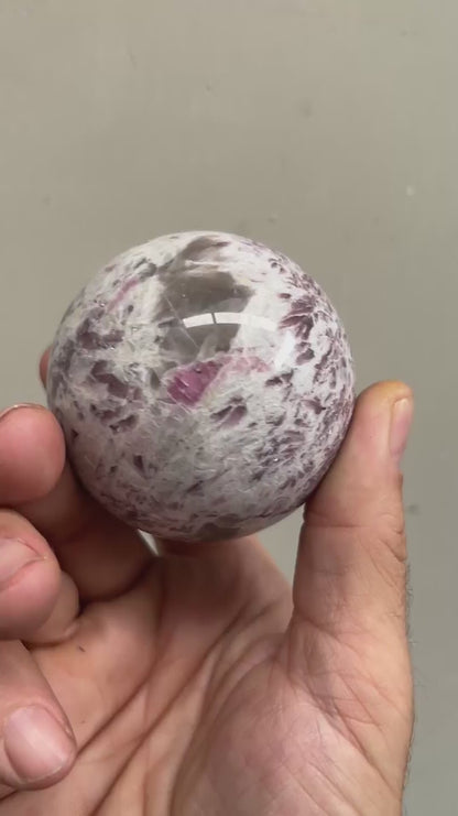 Esfera Mica lepidolita con turmalina (Turmalina unicornio)
