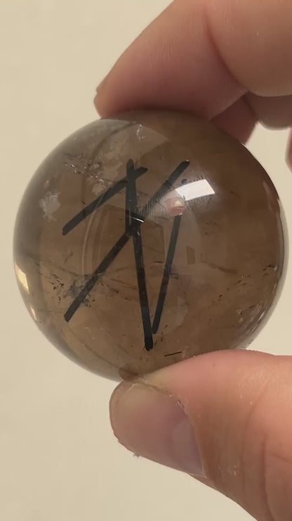 Esfera de Cuarzo ahumado con turmalina negra